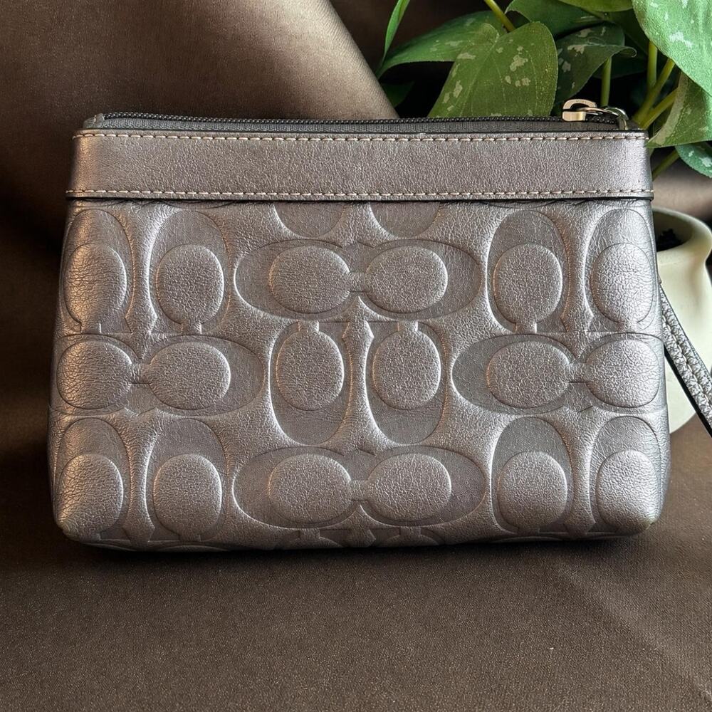Coach silver metallic leather wristlet excellent condition - Picture 2 of 5